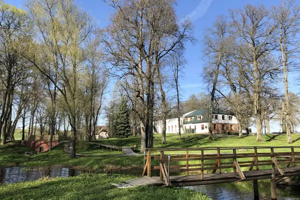 Lugažu muiža un parks